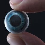 Эти «умные» контактные линзы имеют встроенный дисплей для дополненной реальности