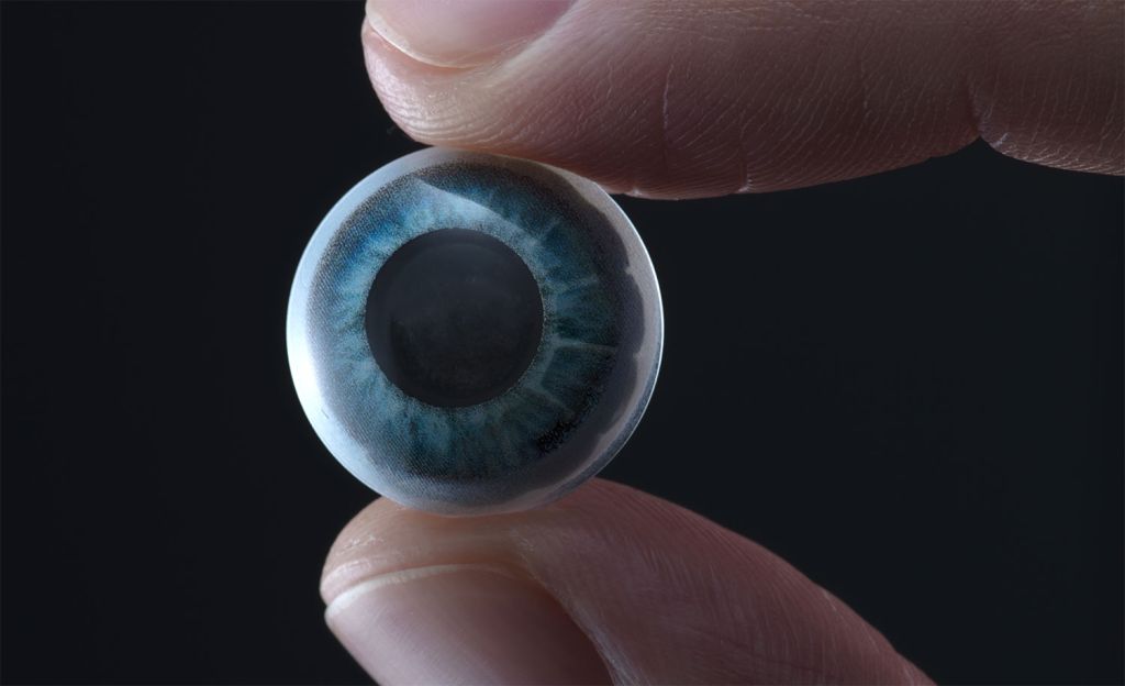 Эти «умные» контактные линзы имеют встроенный дисплей для дополненной реальности